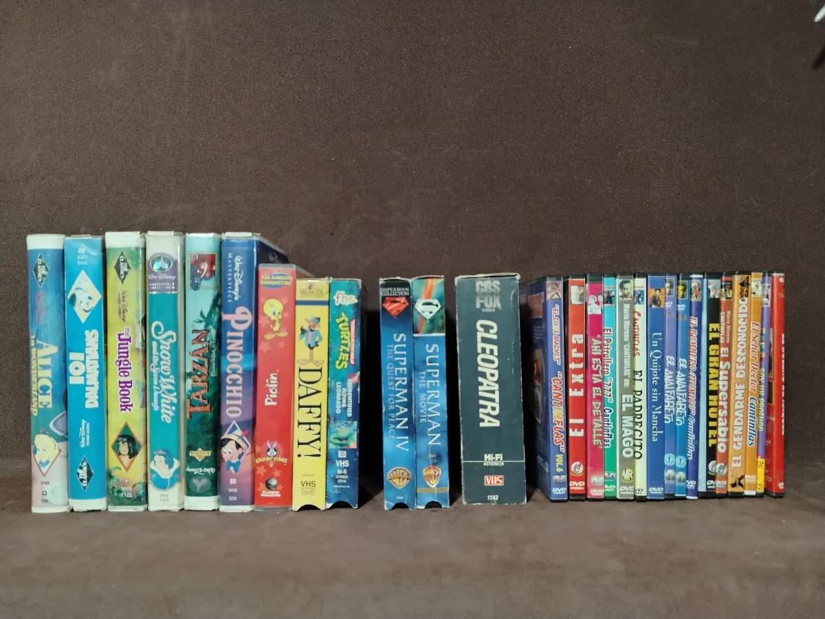 PELÍCULAS VINTAGE EN VHS Y DVD ORIGINALES EN SU CAJA DIBUJOS WALT DISNEY, SUPERMAN, CLEOPATRA, CANTINFLAS