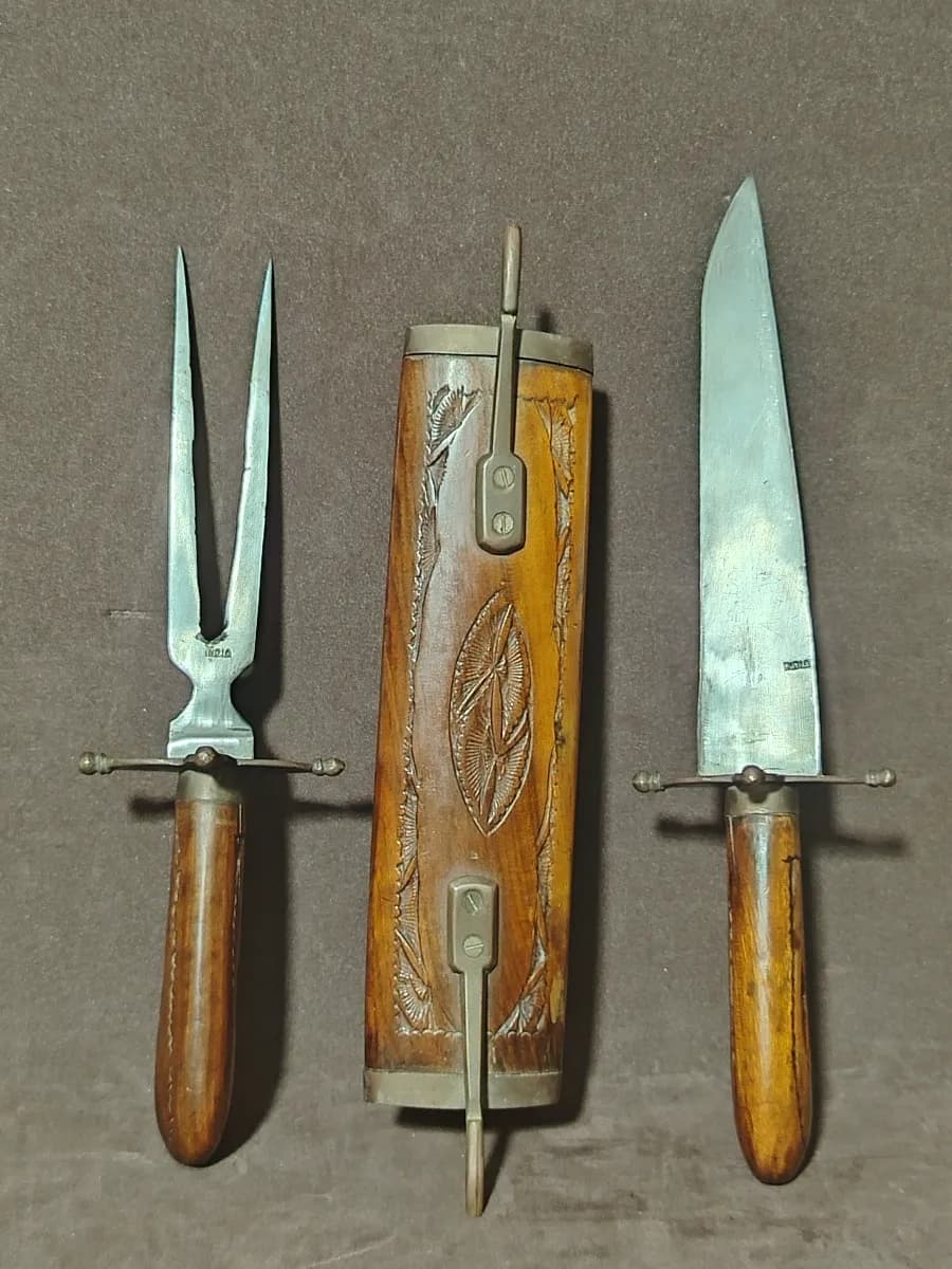 SET PARRILLERO DE CUCHILLO Y TENEDOR EN ESTUCHE TALLADO EN MADERA HECHO EN INDIA