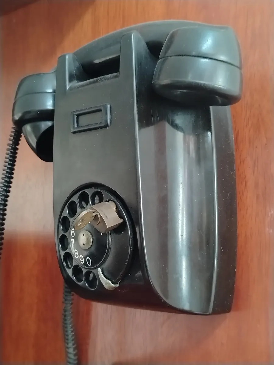 TELÉFONO DE BAQUELITA AÑOS 40S FUNCIONANDO CON SU CANDADO DE SEGURIDAD